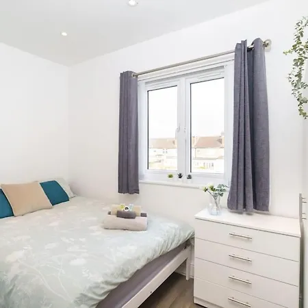 Beautiful 4 Bed Immaculate Condition Refurbished Property Romford Exterior photo