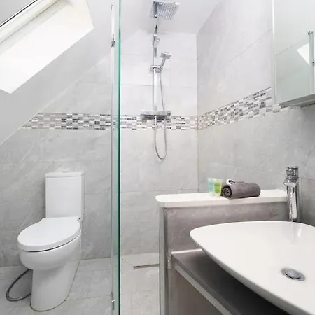 Beautiful 4 Bed Immaculate Condition Refurbished Property Romford Exterior photo