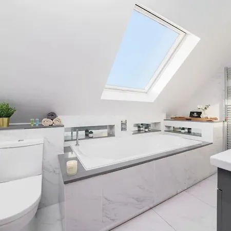 Beautiful 4 Bed Immaculate Condition Refurbished Property Romford Exterior photo