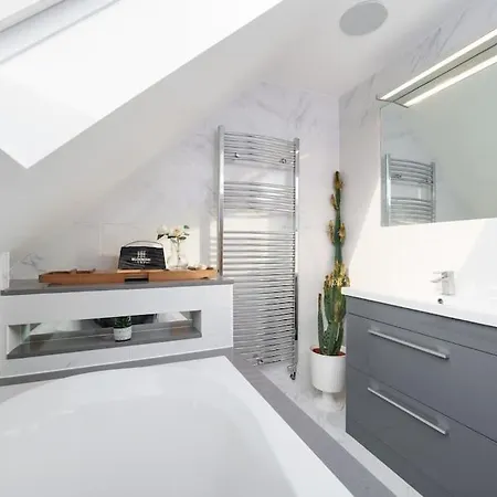Beautiful 4 Bed Immaculate Condition Refurbished Property Romford Exterior photo