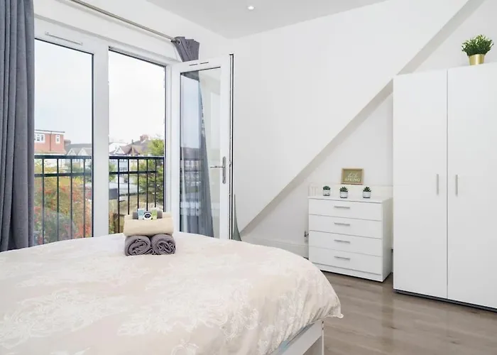 Beautiful 4 Bed Immaculate Condition Refurbished Property