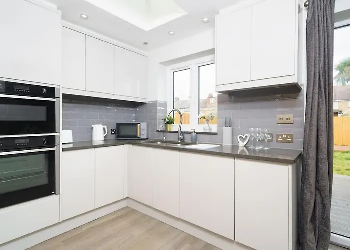 Beautiful 4 Bed Immaculate Condition Refurbished Property