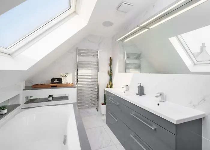 Beautiful 4 Bed Immaculate Condition Refurbished Property
