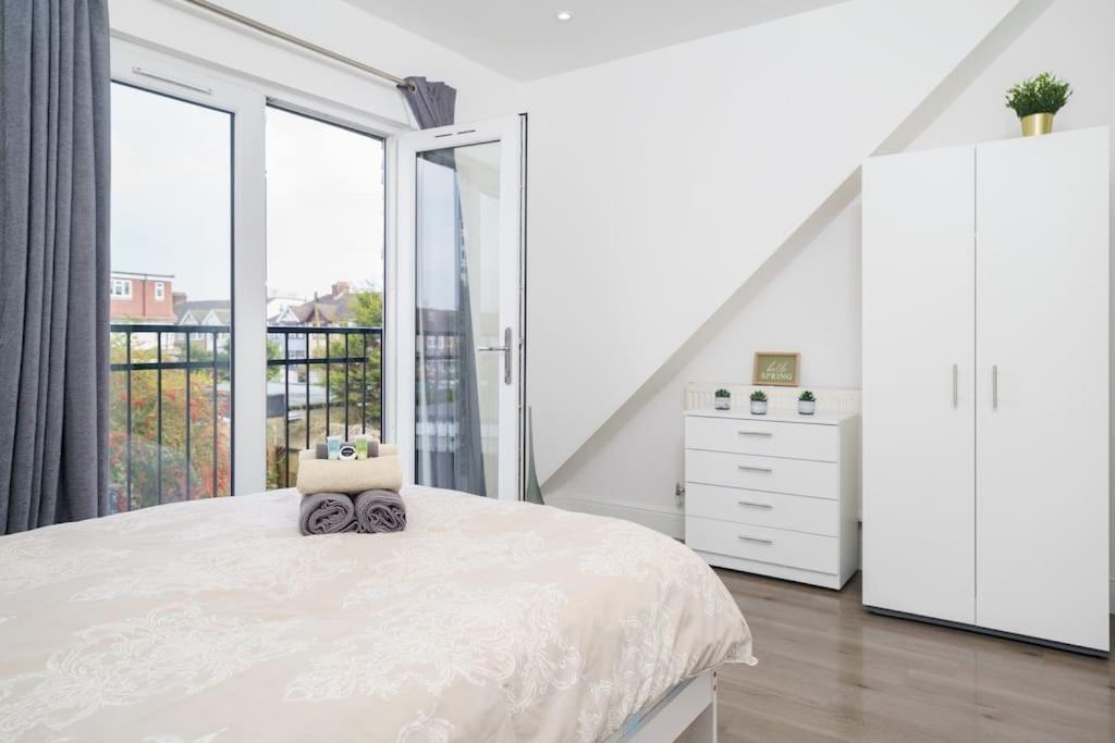 Beautiful 4 Bed Immaculate Condition Refurbished * Ромфорд