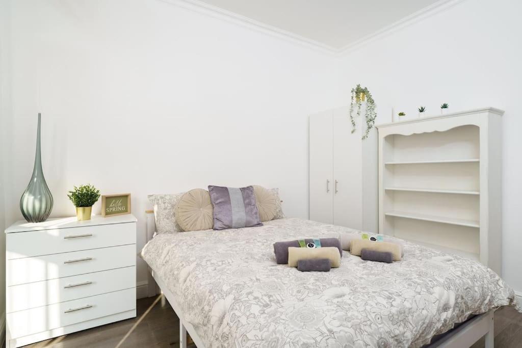 Beautiful 4 Bed Immaculate Condition Refurbished Villa *