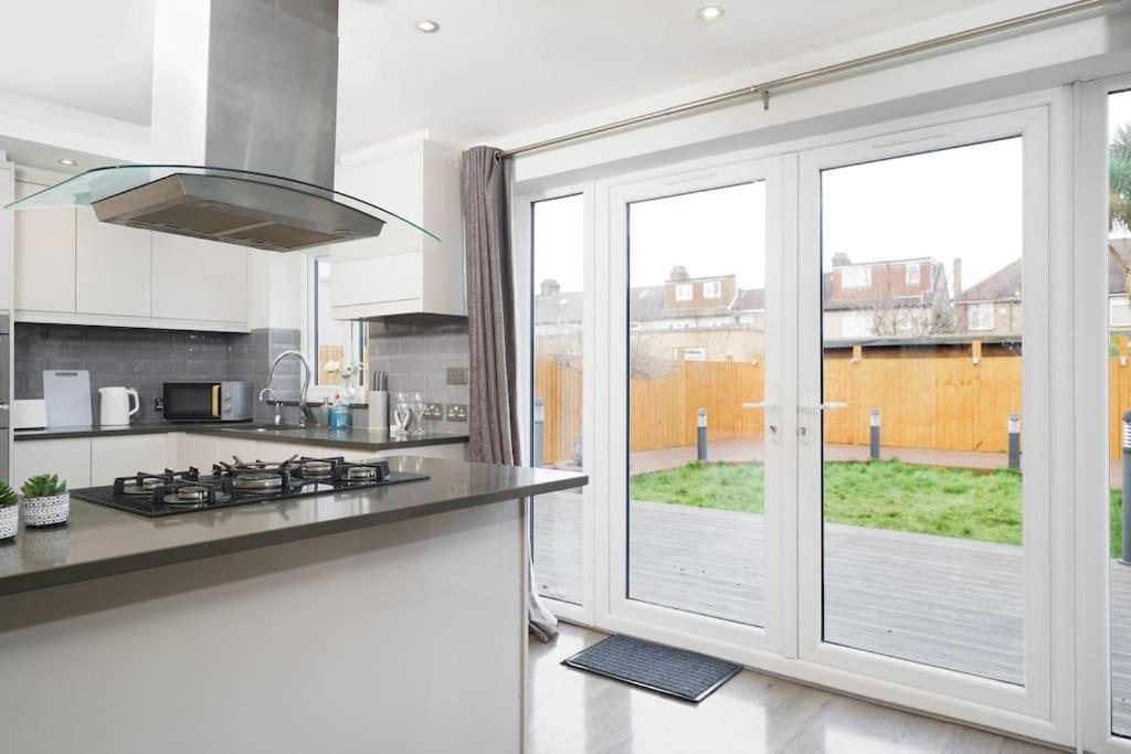 Beautiful 4 Bed Immaculate Condition Refurbished Villa Romford