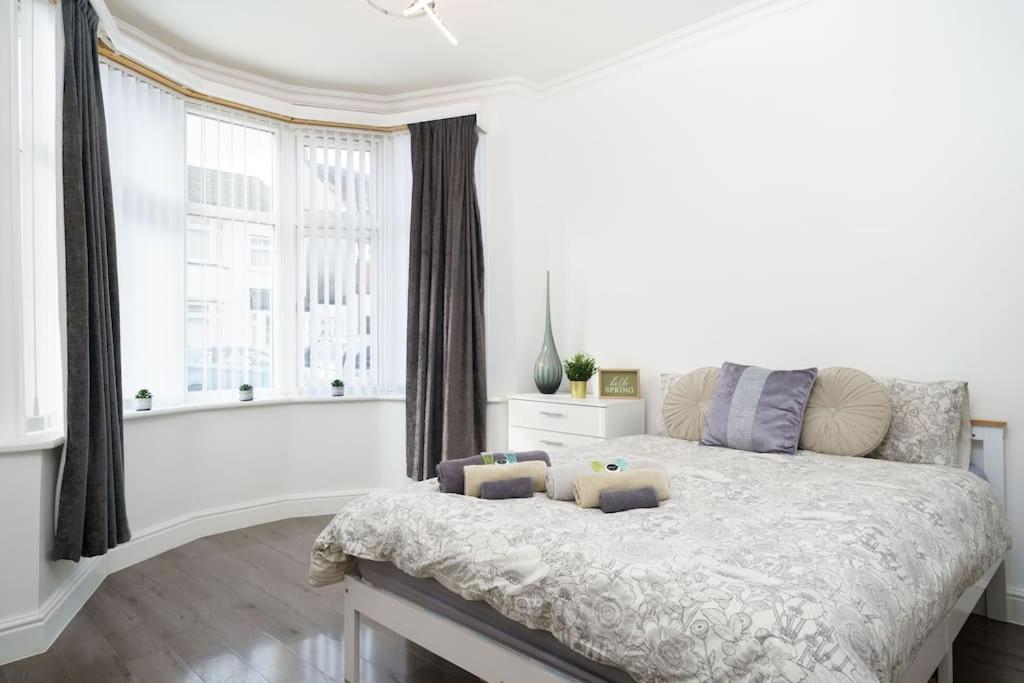 Beautiful 4 Bed Immaculate Condition Refurbished Ромфорд