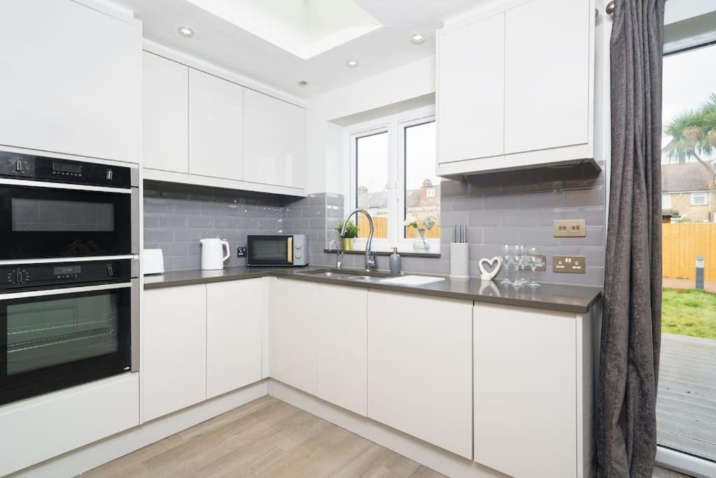 Beautiful 4 Bed Immaculate Condition Refurbished Villa *