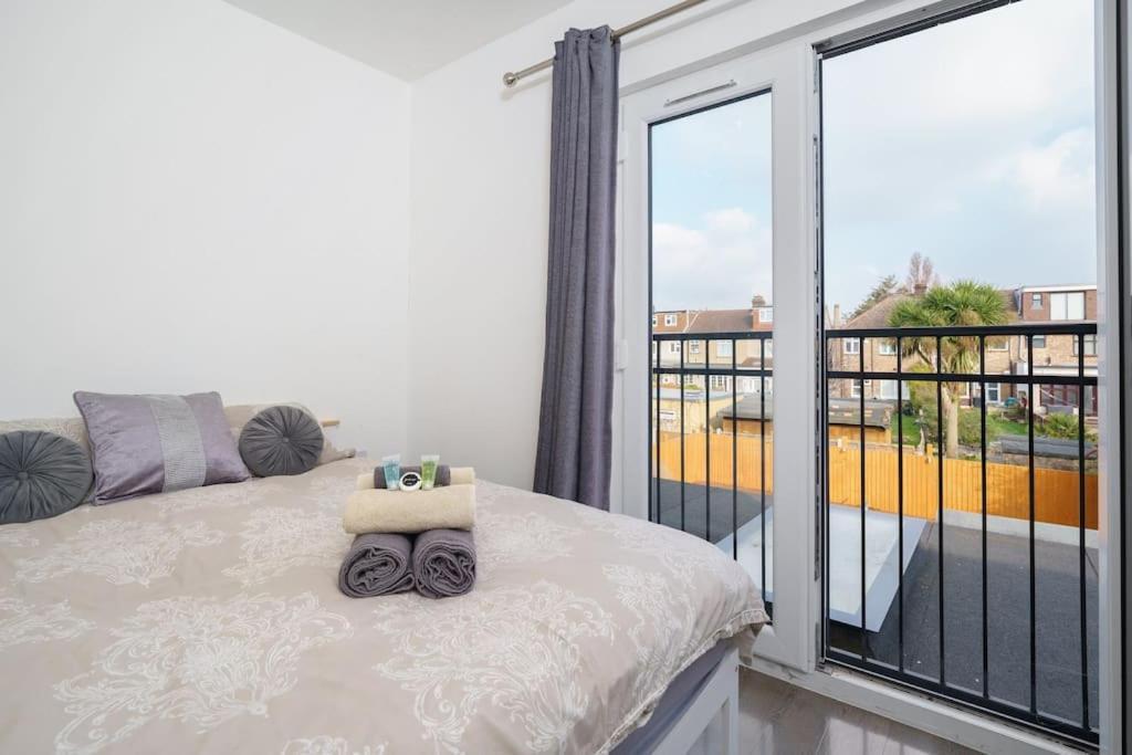 Beautiful 4 Bed Immaculate Condition Refurbished Villa *