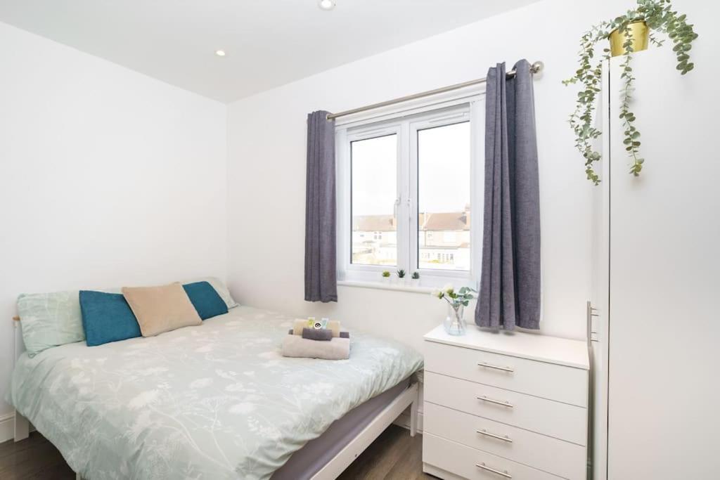 Beautiful 4 Bed Immaculate Condition Refurbished * Romford