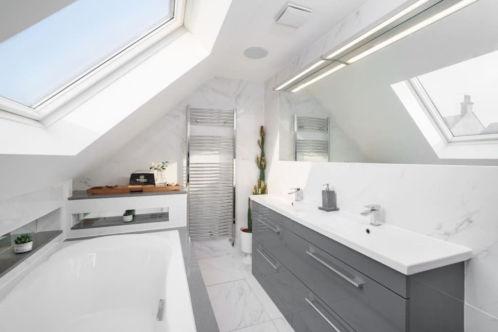 Вилла Beautiful 4 Bed Immaculate Condition Refurbished *